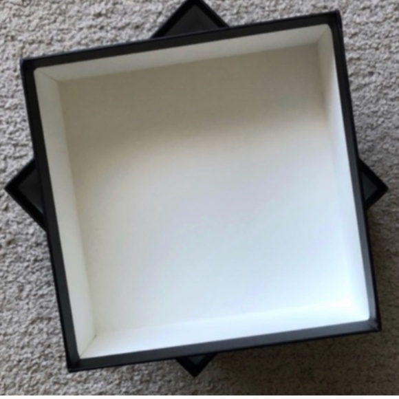 Authentic Gucci Storage Box with a Dust Bag. - Picture 4 of 5